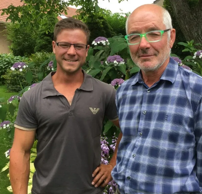 Deux paysagistes de l'entreprise posant devant un massif d'hortensias – Hortiplan Paysagiste