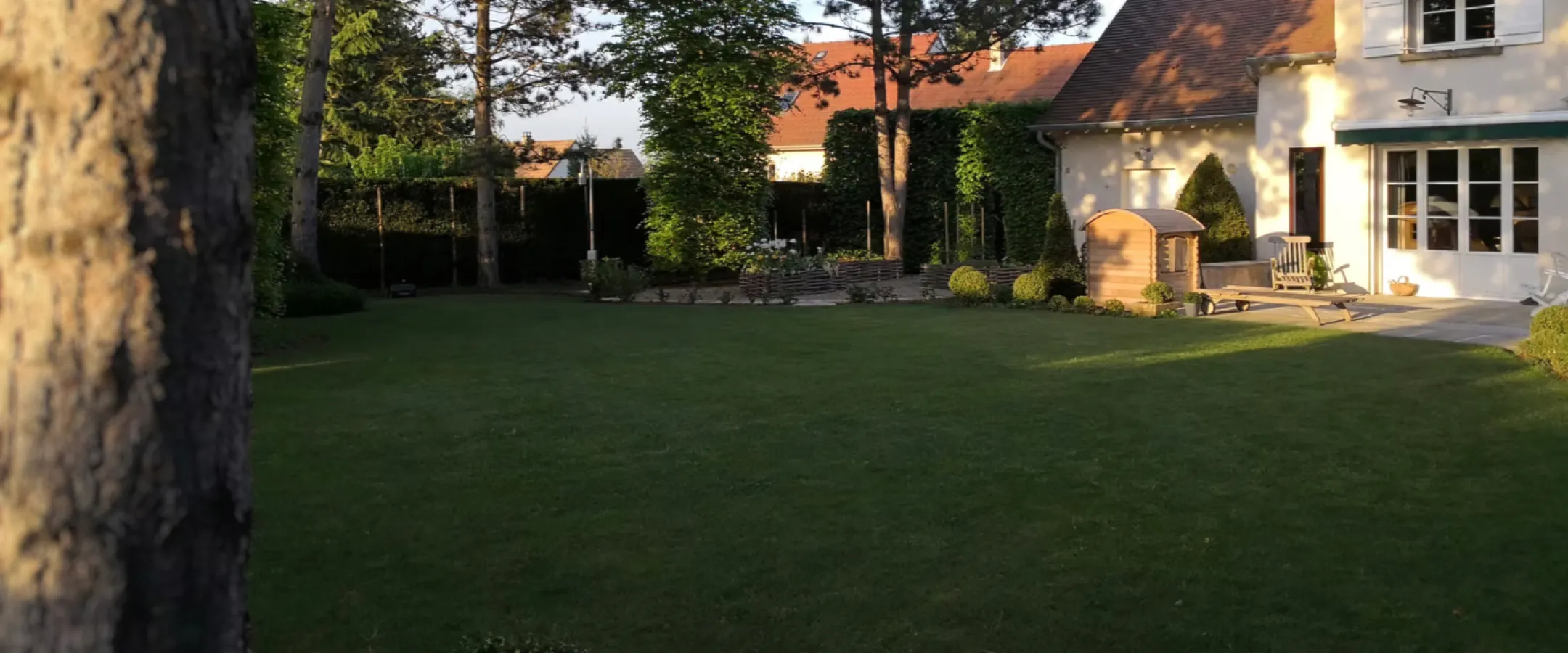 Vaste pelouse entretenue et arbres devant une maison de caractère, entretien de parc – Hortiplan Paysagiste